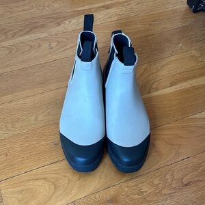 Everlane Black and Cream Winter Boots